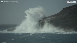 Un homme risque sa vie sur une falaise pour filmer des vagues