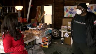 Milwaukee man spreads uplifting message while giving away free bakery items