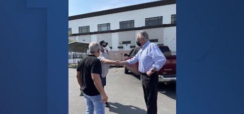 Sisolak makes appearance at car wash