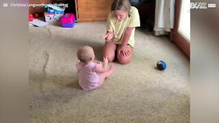 Sobrinha e bebé têm discussão adorável