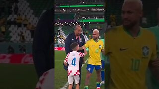 ⚽👏 Apesar do choro e derrota, o Neymar foi cumprimentar o filho do Perisić! Uma lenda dentro e fora!