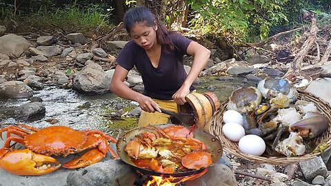 Big crabs curry spicy delicious with duck eggs for dinner - Survival cooking in forest