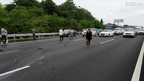 Ces automobilistes vont à la pêche sur une autoroute chinoise