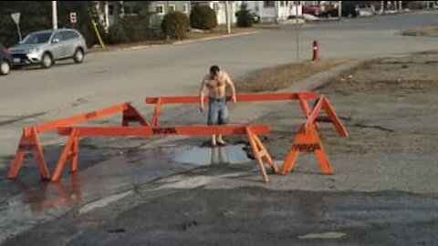 Un jeune teste une petite piscine en pleine rue