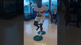 ⚫🔴 Pogba treinando com a camisa do Flamengo autografada pelo Zico.