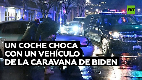 Un coche choca con un vehículo de la caravana de Biden