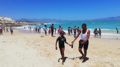 South Africa - Cape Town - Nice Weather at the beach (Video) (m76)