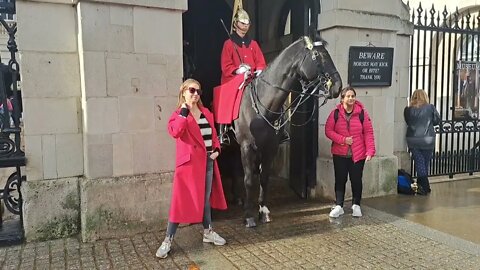 Tourist and the kings guard matching coats #horseguardsparade