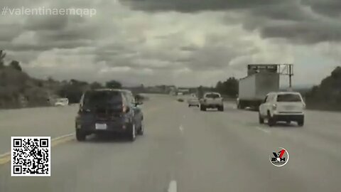 Vídeo: Kia Soul "voa" mais de quatro metros ao ser atingido por roda que se soltou de picape