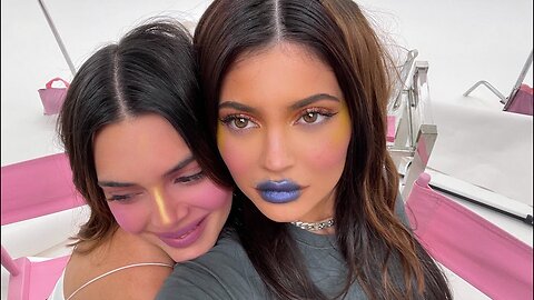 What'd you think, I was gonna drive and eat? 🙄 Kylie and Kendall | Trending Video | Trending Volg