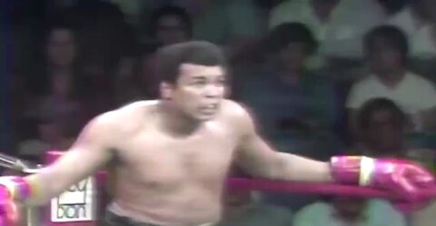 Muhammad Ali dodges 21 punches in 10 seconds 1977