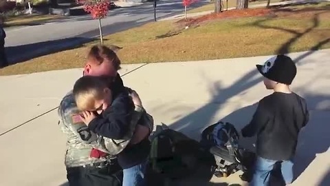 Soldier surprises his kids dressed as fireman