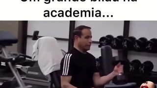 UM GRANDE BILAU NA ACADEMIA ( BEM DOTADO ACADEMIA ) MEMES !!!