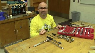 HOW TO USE A SOCKET WRENCH SET