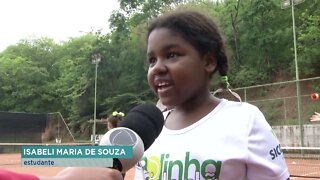 Projeto "Bolinha" oferece aulas de tênis para estudantes de escolas públicas em GV