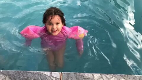 MELISSA 4 ANOS DE IDADE ENSINA COMO A NADAR [ CRIANÇA NADANDO ] MAIS UM DIA DIVERTIDO NA PISCINA