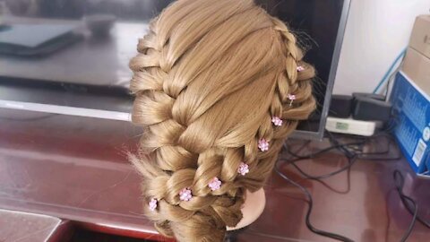 This bridal hairstyle is elegant, youthful and beautiful