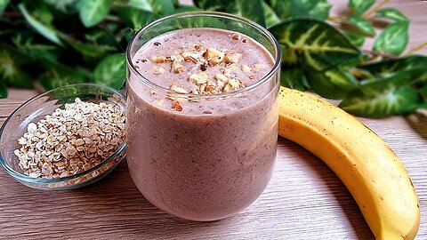 Healthy breakfast for weight loss, banana smoothie with oats. No egg, no sugar, no dates!