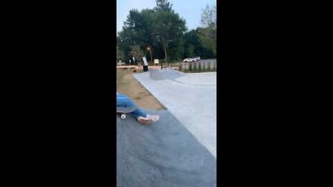 Dirt jumper clears 30ft gap at skatepark!