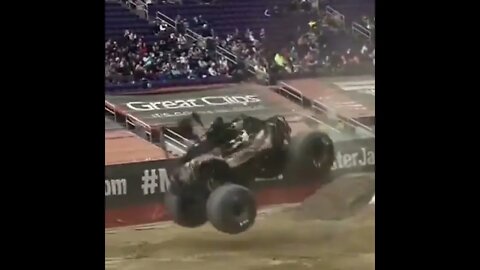 MONSTER JAM = SEE WHAT HAPPENS DURING THE VIDEO = Léo Sócrates