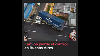 Camión pierde el control y pende de una importante vía en Buenos Aires