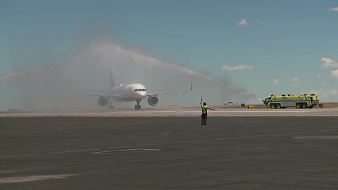 Colorado Avalanche get water cannons upon arrival in Denver