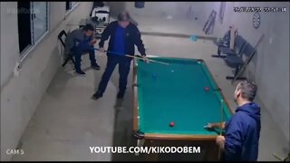 DR. KIKO DO BEM jogando bilhar, quase encaçapou 4 bolas seguidas kkkkkkkkk