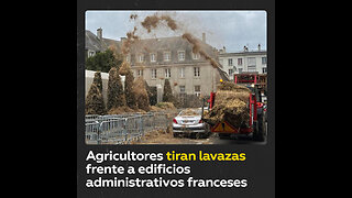 Agricultores protestan tirando estiércol en Francia