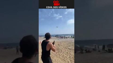 tentando derrubar um drone com um chinelo