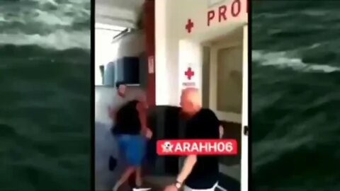 🇮🇹Italy, Father lost his son after taking vaccine💉, attacks hospital that gave him the shot