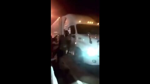 People try to loot a FEDEX truck until someone gets stuck under the wheels