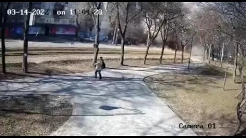 Momento em que Míssil atinge o centro de cidade na Ucrânia - Missile hits city center in Ukraine.