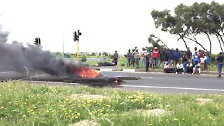 South Africa - Cape Town - Protests on M5 Vrygrond. (Video) (L5w)