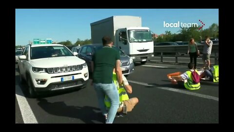 Italian motorists had to take things into their own hands when climate psychos blocked a highway.