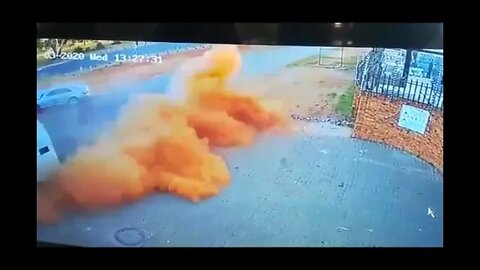 Armed Robbers Deliberately Crash into Cash Transit Van & Blow it Up in SA! Looters Destroy Evidence!