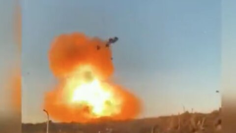 Ukrainian Soldiers Blow Up Russian Tank