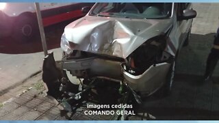 Região central de GV: motorista fica ferido após bater carro contra árvore na madrugada de sábad