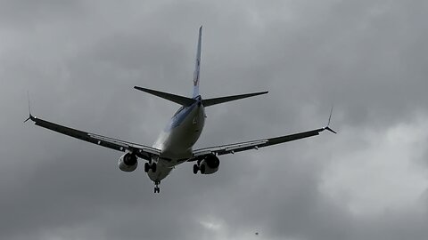 Boeing 737-MAX 8 landing at EBOS