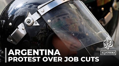 Argentina economic crisis: Public employees protest over job cuts