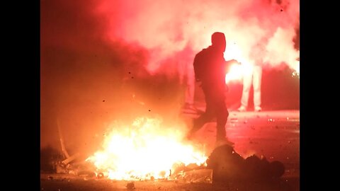 2022: New Year's Eve in Berlin. Migrants attack the police and an ambulance.