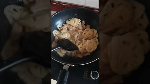 莲藕炒肉。Fried Pork with Lotus Root