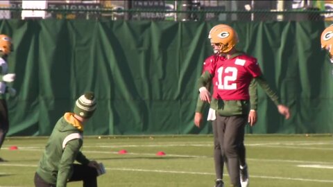 Aaron Rodgers confirms he is playing with broken thumb