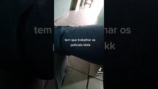 CAMINHONEIRO FOI BRINCAR COM OS POLICIAIS DEU RUIM ( MEME )