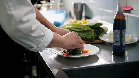 #🫐🍇Chef preparing salad in the restaurant kitchen🫐🍓