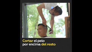 Peluquero chino realiza asombrosos cortes de pelo colgado del revés