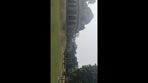 Walking in the Lodhi Garden ( Delhi, India )