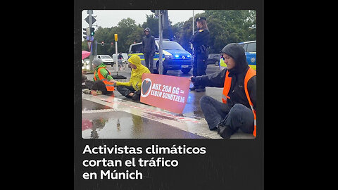 Activistas ambientales bloquean una autopista en Alemania