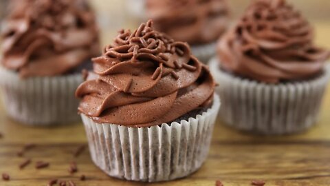 How to Make Chocolate Buttercream Frosting Fast, Easy!