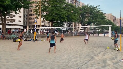 Treino de futevôlei - levantada , defesa e situação de jogo