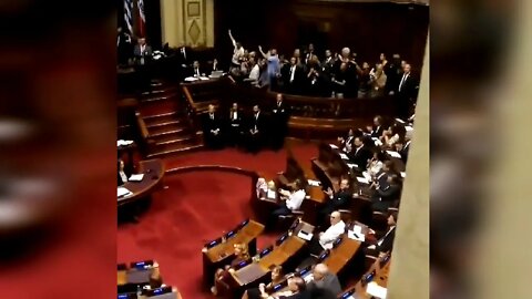 El Presidente electo Luis Lacalle Pou es ovacionado por los legisladores
